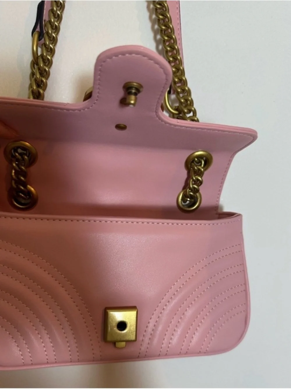 Luxury Design Quilted Crossbody Bag with Gold-Tone Chain - Picture 4 of 5